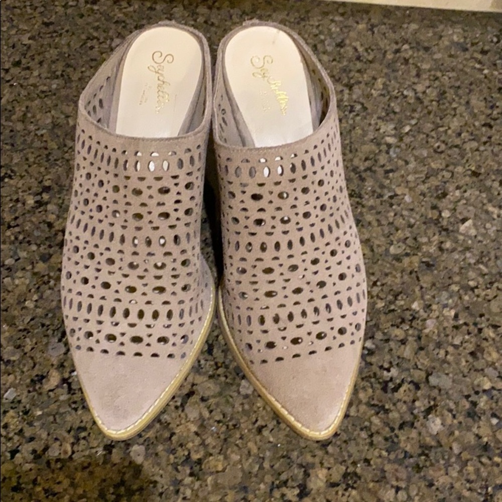 Seychelles - Tan mule with cut out pattern